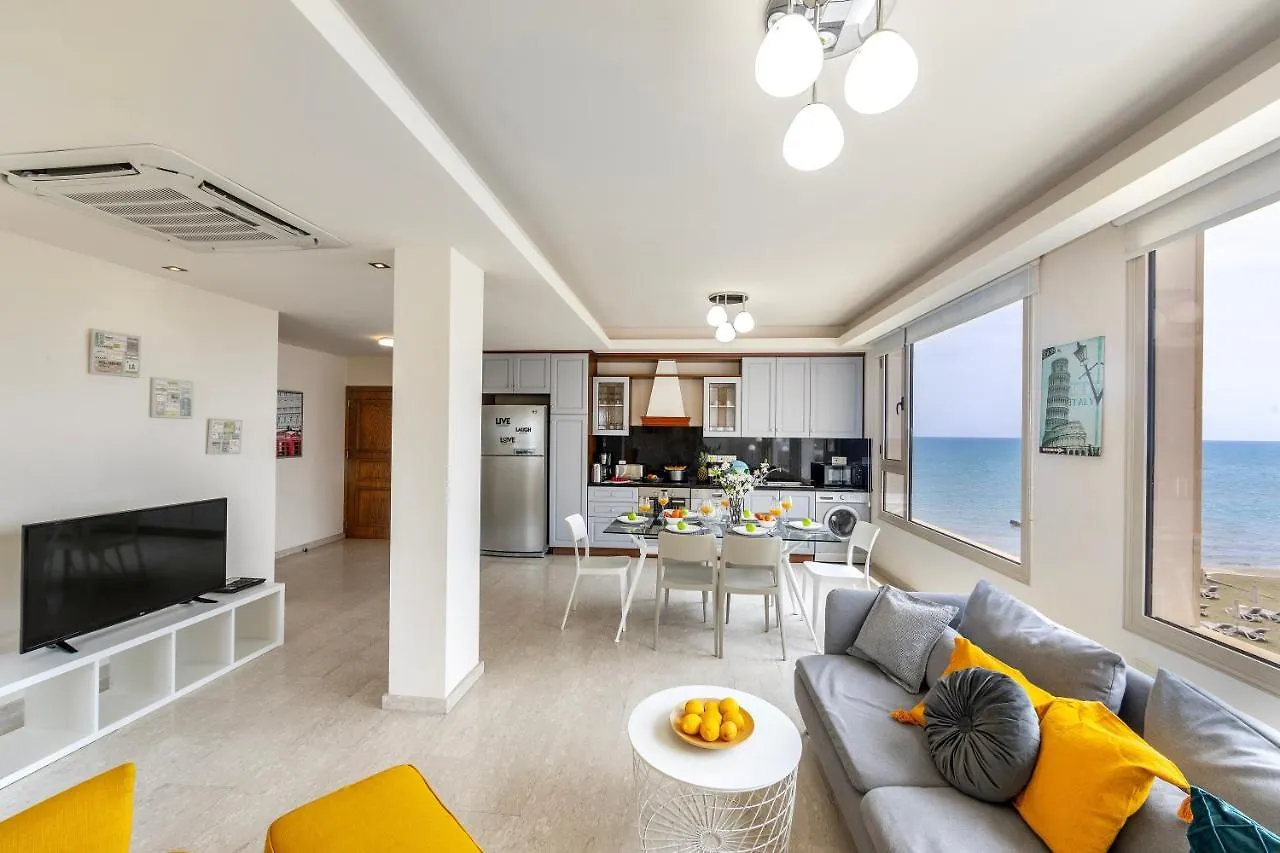 Mackenzie Beachfront Eftyhia Suite ラルナカ