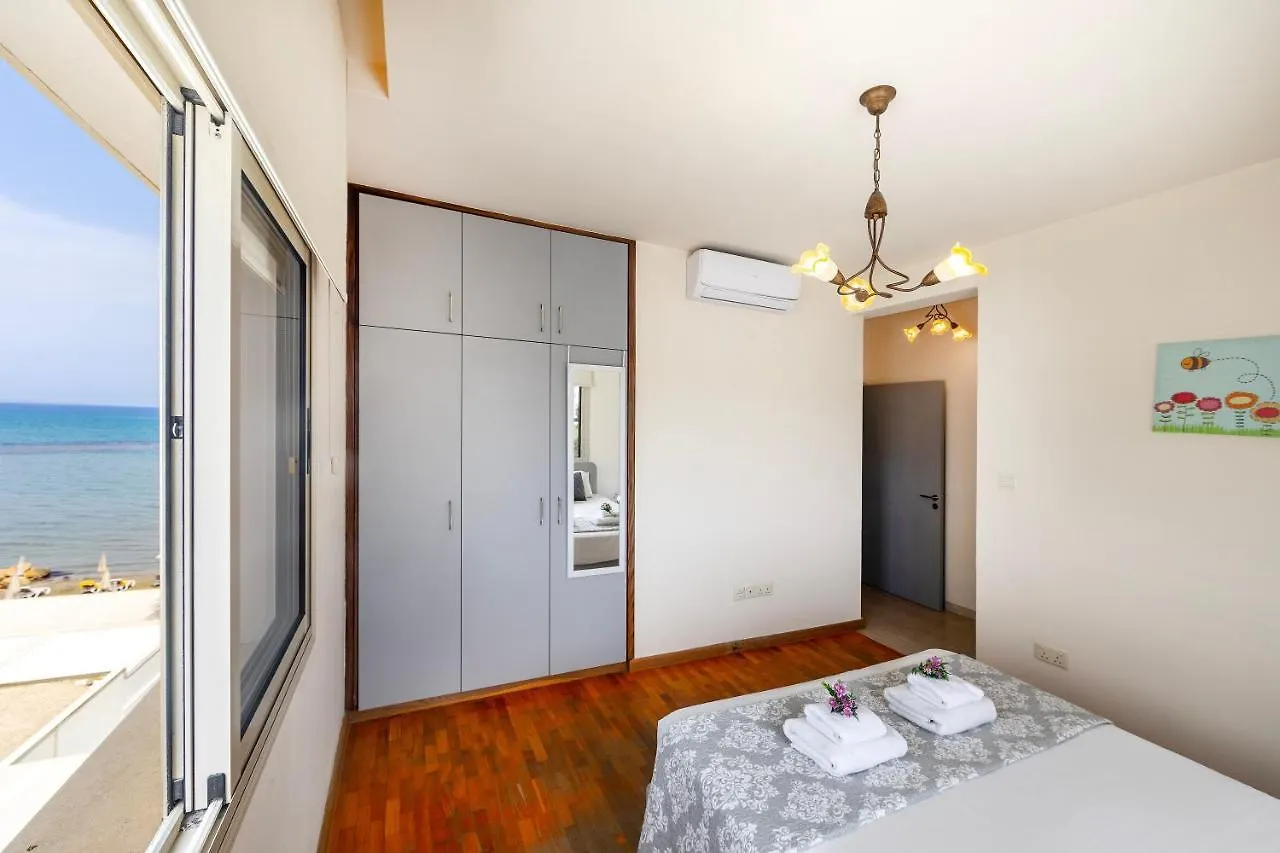 Mackenzie Beachfront Eftyhia Suite ラルナカ アパート