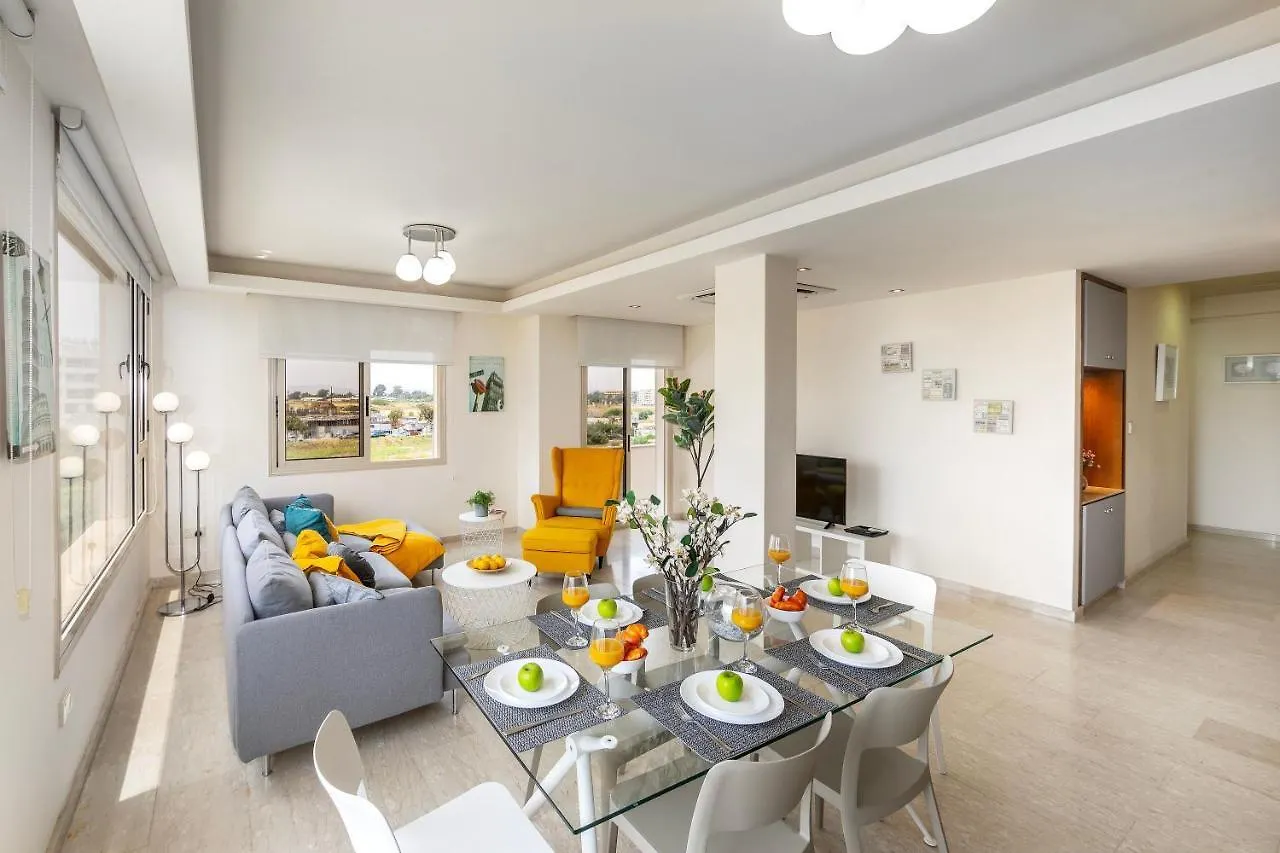 Mackenzie Beachfront Eftyhia Suite Larnaca